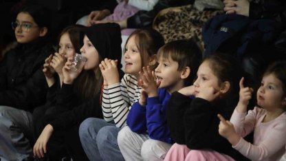 Kahkaha dolu oyun Erenler’de sahnelendi, vatandaşlardan tam not aldı