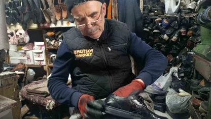 Kahramanmaraş’ta 38 yıllık usta eski ayakkabılara yeniden hayat veriyor