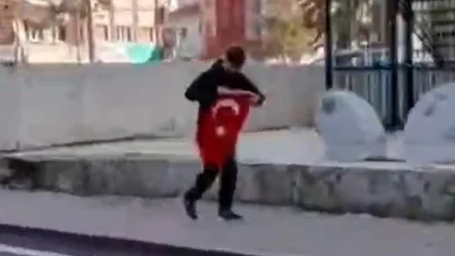 Kaldırımda gören Türk Bayrağı’nı koşarak alan çocuk, kask kamerasıyla görüntülendi