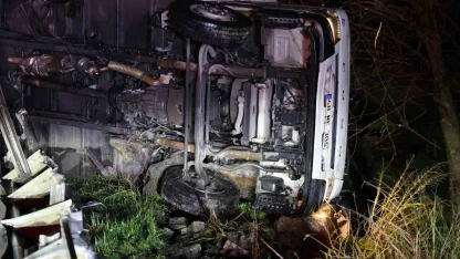 Kamyon bariyerlerde askıda kaldı, sürücü hafif yaralandı