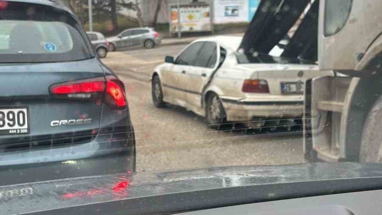 Kamyondaki demirler önündeki araca ok gibi saplandı, facia ucuz atlatıldı