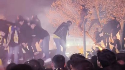 Kante’yi karşılamak isteyen taraftarların çıktığı çardak çöktü: O anlar kamerada