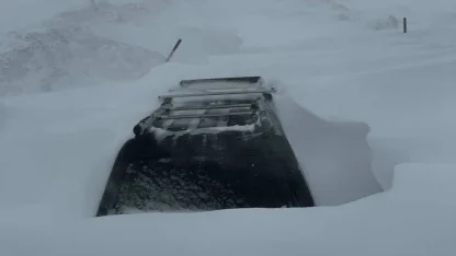 Kar kalınlığı 2 metreyi buldu, araçlar kara gömüldü