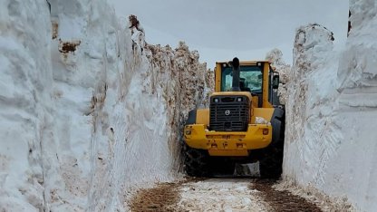 Kar kalınlığının 4 metreyi bulduğu Yüksekova’da kar savaşçılarının zorlu mesaisi