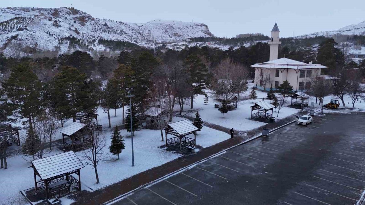 Kar Sivas’ı terk edemedi, şehir yeniden beyaza büründü