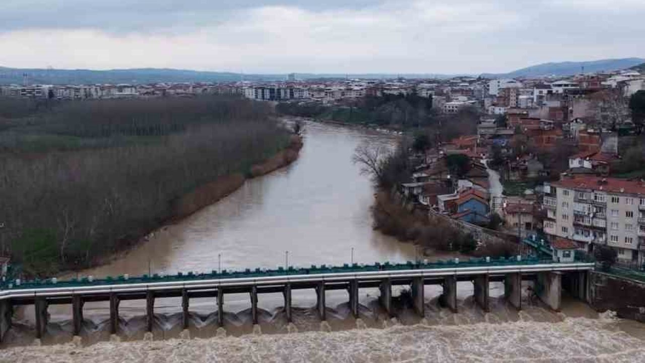 Kar ve yağmurların ardından, Mustafakemalpaşa Çayı coştu