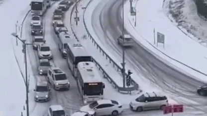 Kar yağışıyla trafik durma noktasına geldi