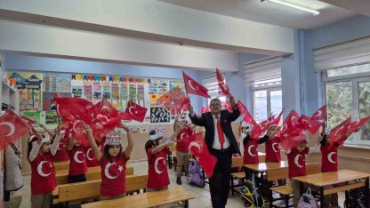 Karabük’te öğrenciler ikinci döneme Türk bayraklarıyla başladı