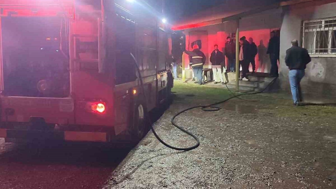 Karakoçan’da rüzgarın tutuşturduğu bacayı itfaiye ekipleri söndürdü