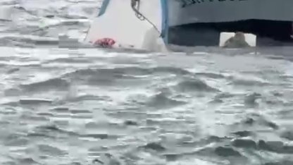 Karaköy’de yolcu vapuru balıkçı teknesine çarptı: Denize düşen kişi kurtarıldı