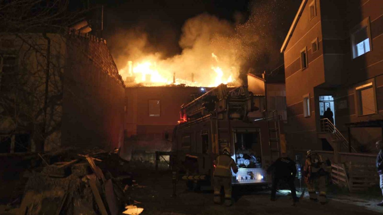 Karaman’da çatı yangını korkuttu: 3 kişi dumandan etkilendi