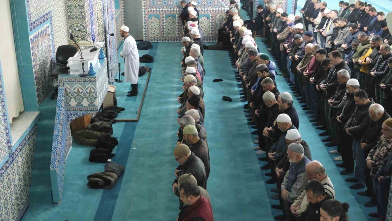 Karaman’da ilk teravih namazında camiler doldu taştı