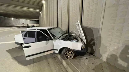 Karaman’da kontrolden çıkan otomobil alt geçidin duvarına çarptı