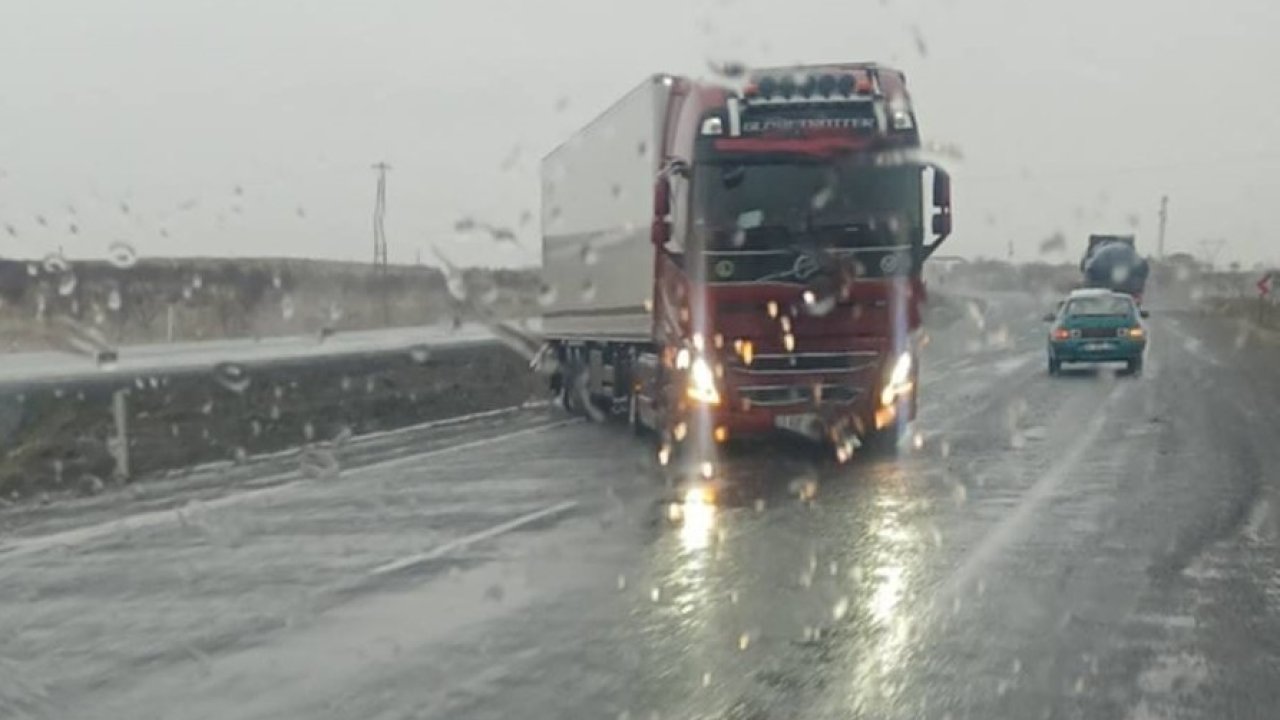 Karapınar’da şiddetli rüzgar ve sağanak sürücülere zor anlar yaşattı