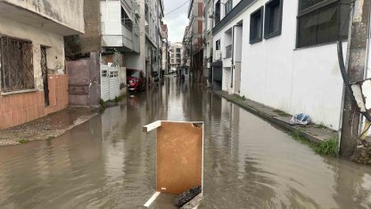 Karşıyaka’da sağanak sonrası sokaklar göle döndü