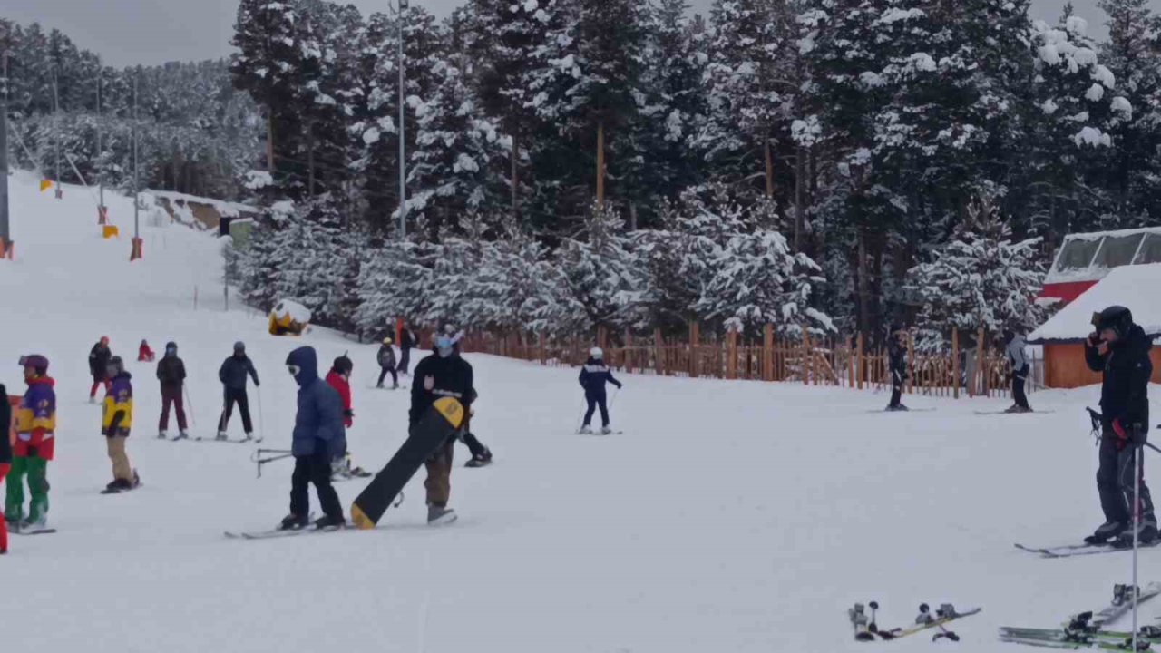 Kars’ta kayak heyecanı sürüyor