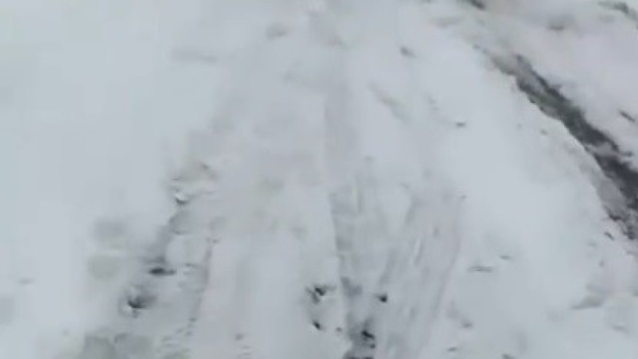 Kars’ta kayan tır kara yolunu ulaşıma kapattı