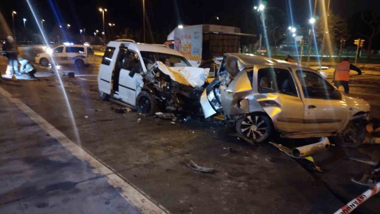 Kartal’da sahil yolunda hafif ticari araç park halindeki otomobile çarptı: 4 yaralı