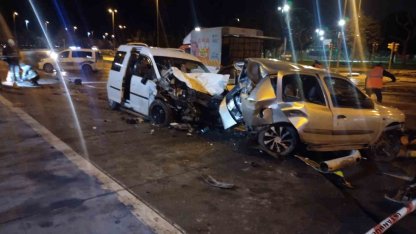Kartal’da sahil yolunda hafif ticari araç park halindeki otomobile çarptı: 4 yaralı