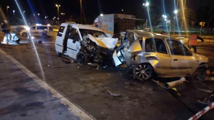 Kartal’da sahil yolunda hafif ticari araç park halindeki otomobile çarptı: 4 yaralı