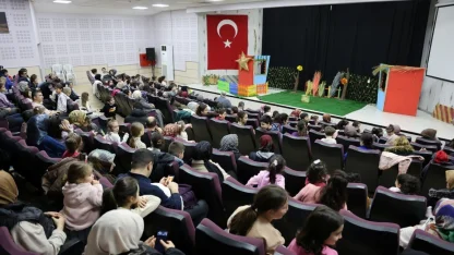 Kartepe’de çocuklar "Meraklı Civciv" oyununu izledi