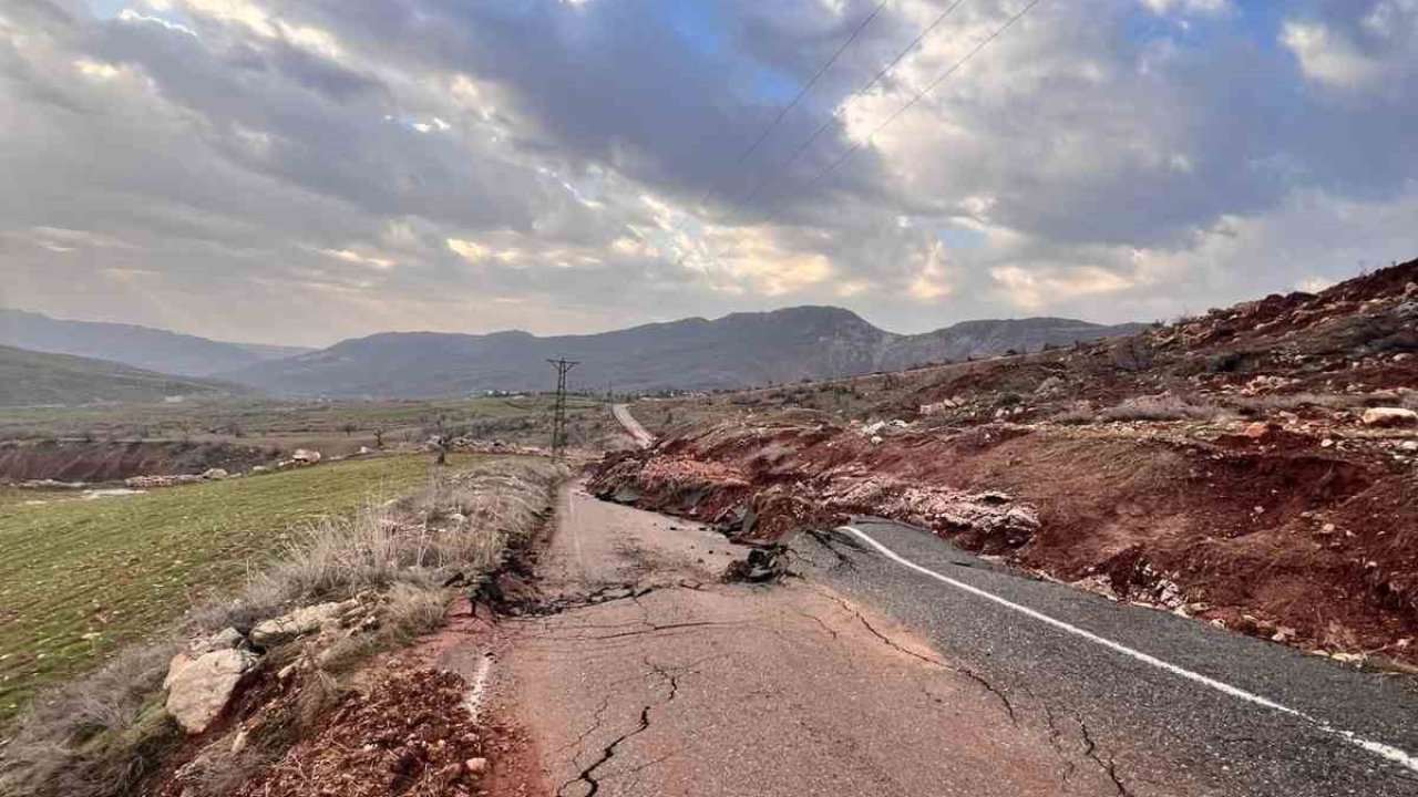 Kasrik’te heyelan alarmı: Köy yolu çöktü, ulaşım durdu