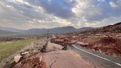 Kasrik’te heyelan alarmı: Köy yolu çöktü, ulaşım durdu
