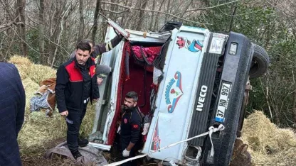 Kastamonu’da saman yüklü kamyonet, şarampole devrildi: 2 yaralı