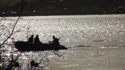 Kayıp genç gölette aranıyor