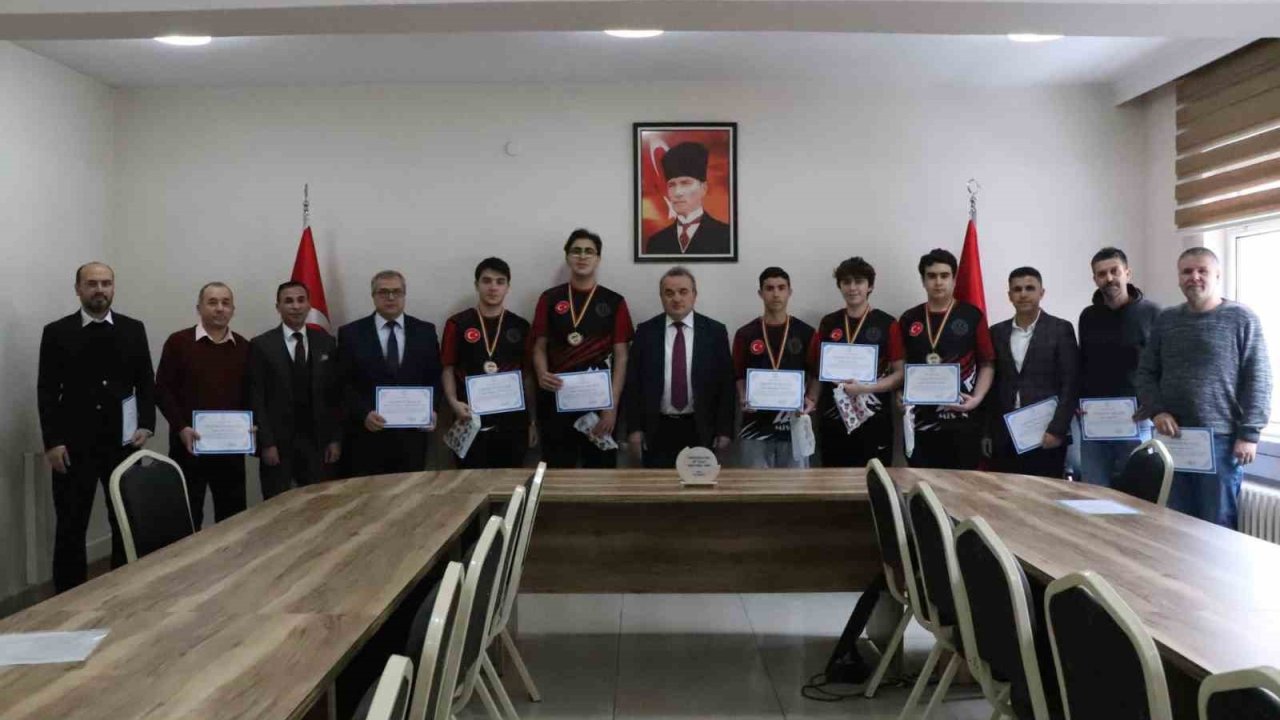 Kaymakam Öztürk: "Gençlerimizin her alanda yanında olmaya ve onları desteklemeye devam edeceğiz"