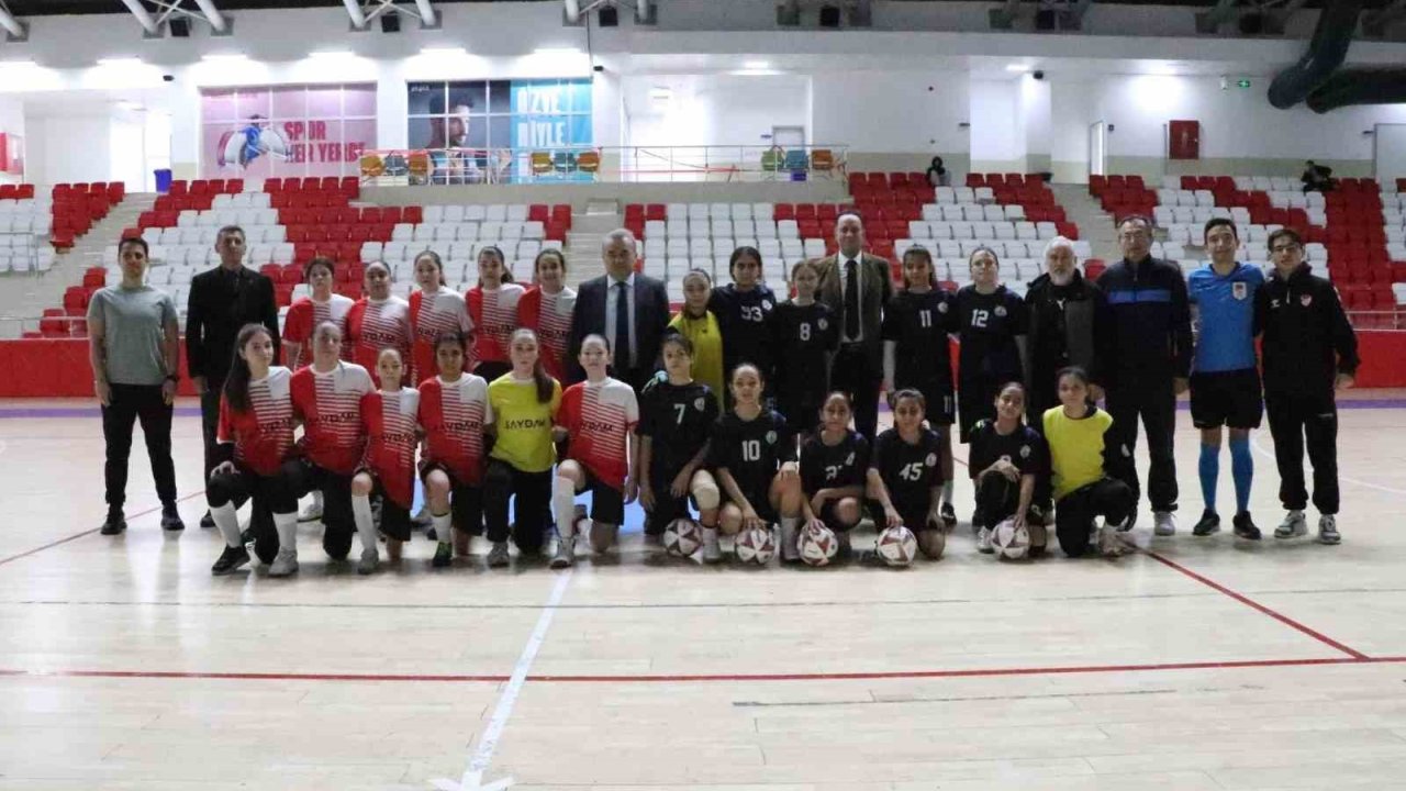 Kaymakam Öztürk, Yıldız Kızlar Futsal maçını takip etti