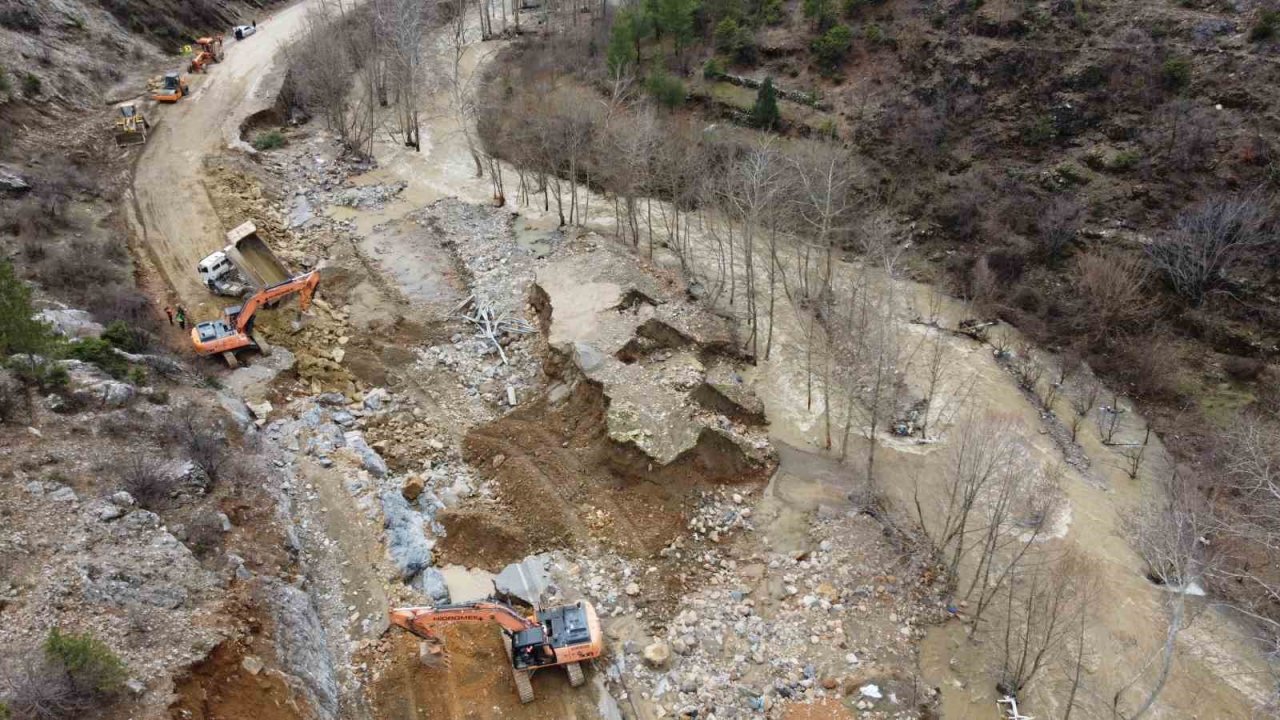 Kayseri-Adana karayolunda selin izleri siliniyor