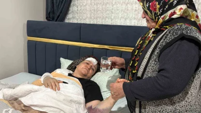 Kayseri’de aracın, refüjdeki yayaların arasına daldığı kazada kamerada