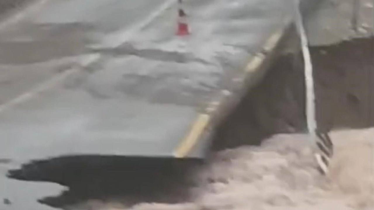 Kayseri’de sel yolu çökertti