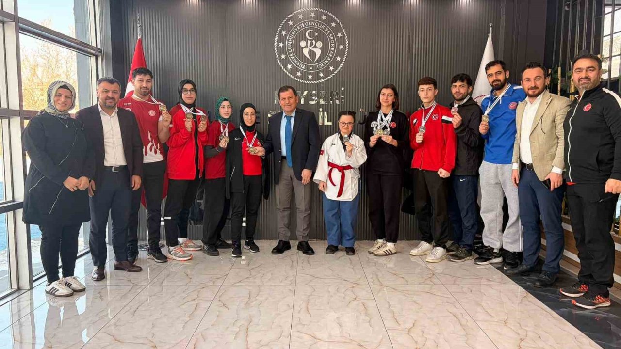 Kayserili İşitme Engelliler Taekwondo Sporcularından tarihi başarı