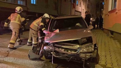 Kaza sonrası kendilerini otomobilden dışarı attılar