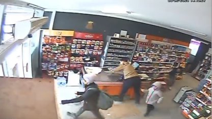 Kemah’taki deprem paniği marketin güvenlik kamerasına yansıdı