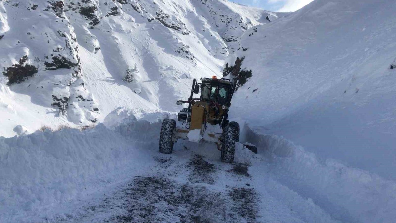Kemaliye’de köy yollarında karla mücadele sürüyor