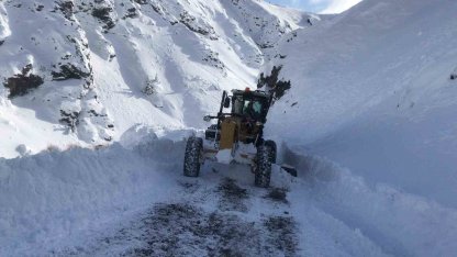 Kemaliye’de köy yollarında karla mücadele sürüyor