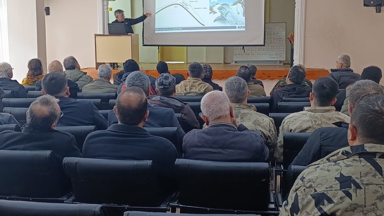 Kemaliye’de muhtarlar çığ tehlikesine karşı bilgilendirildi