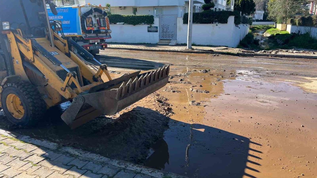 Kemer’de şiddetli yağış sonrası dağlardan inen kum ve balçıklar temizleniyor
