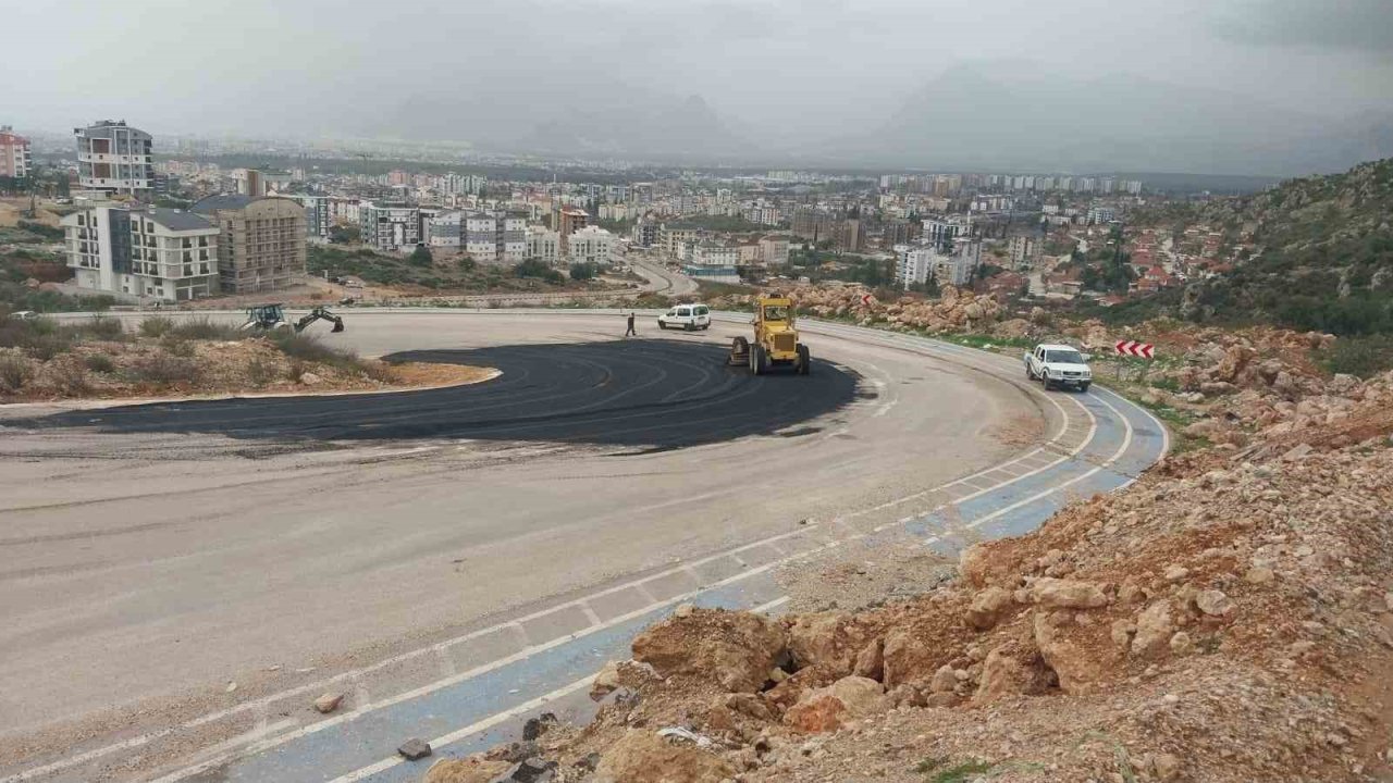 Kepez Belediyesi, yağmurun aşındırdığı yolları yeniledi