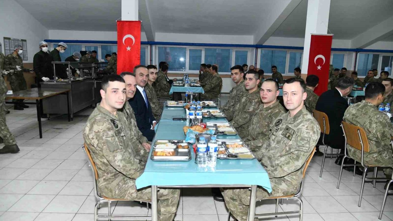 Kışlada askerlerle oruç açtılar