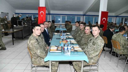 Kışlada askerlerle oruç açtılar