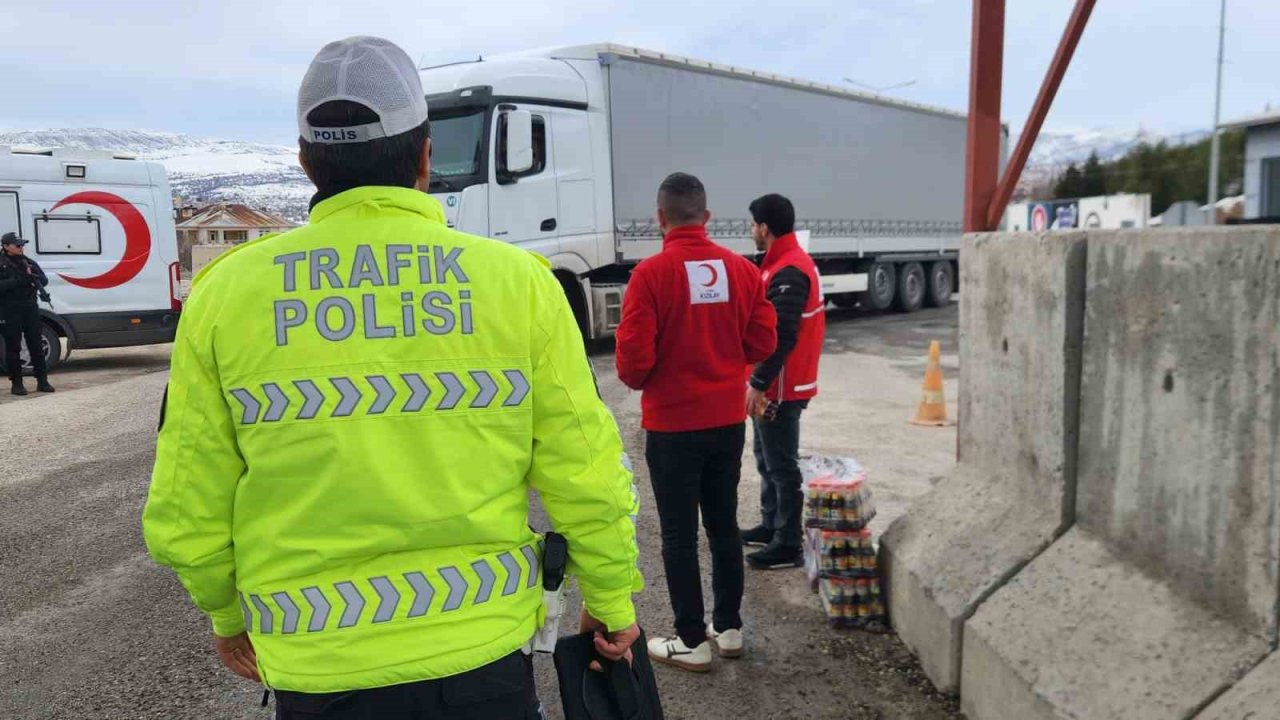 Kızılay’dan trafik noktalarında anlamlı destek