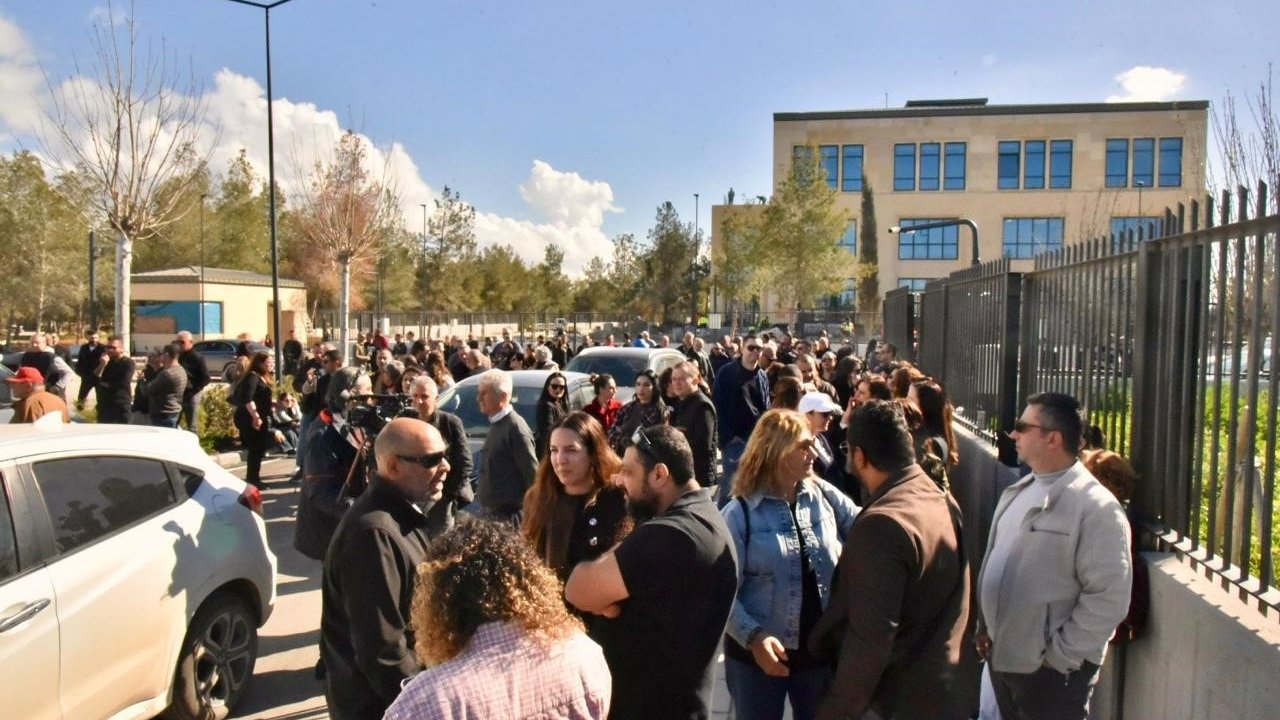 KKTC’de fiber optik protokolüne karşı Meclis önünde eylem