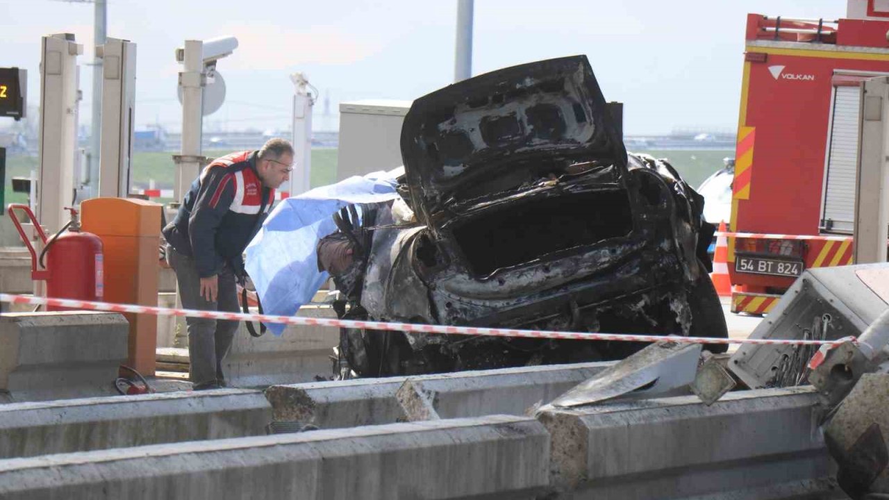 KMO’da feci kaza: Bariyerlere çarptı alev aldı, sürücü olay yerinde hayatını kaybetti
