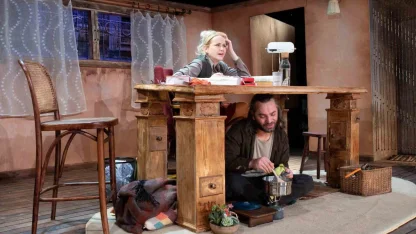 Kocaeli Şehir Tiyatroları "Masanın Altında" oyunuyla Başiskele’de sahne aldı