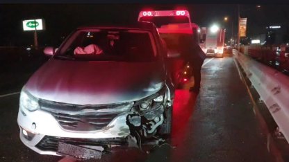 Kocaeli’de bariyerlere çarpan otomobilin sürücüsü yaralandı