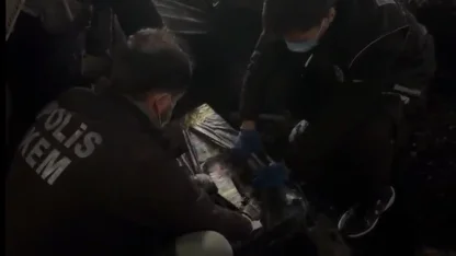 Kömür yüklü tırın dorsesinden binlerce kaçak ürün çıktı